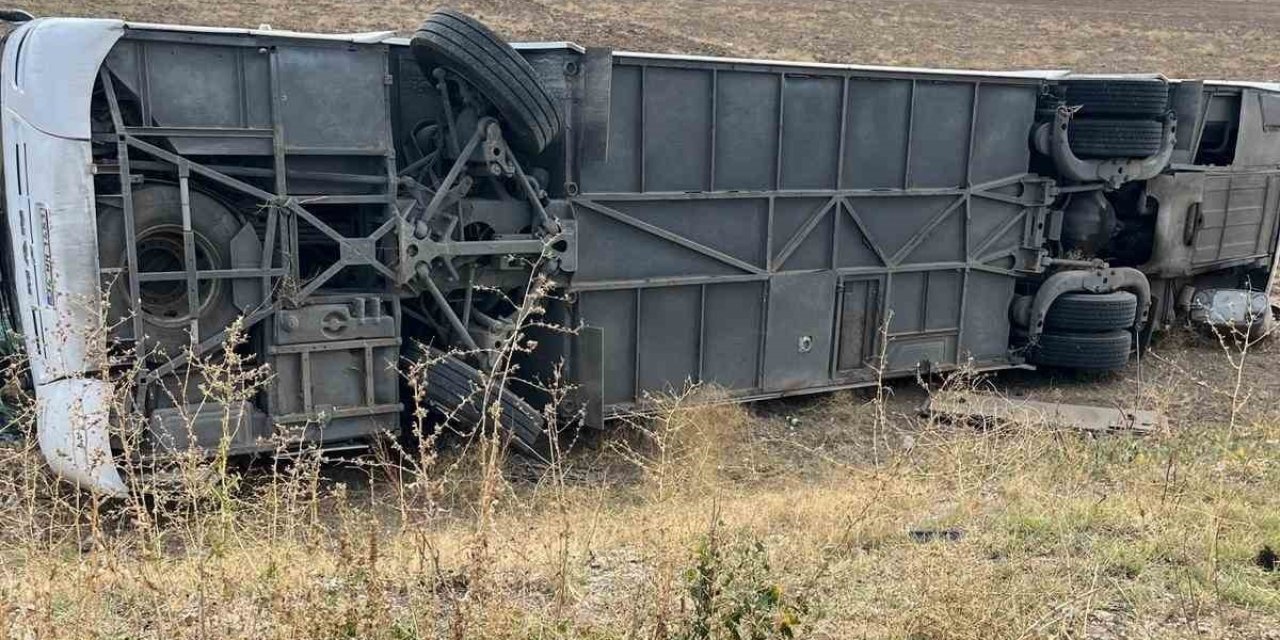 Afyonkarahisar'da turist otobüsü devrildi: 22 yaralı