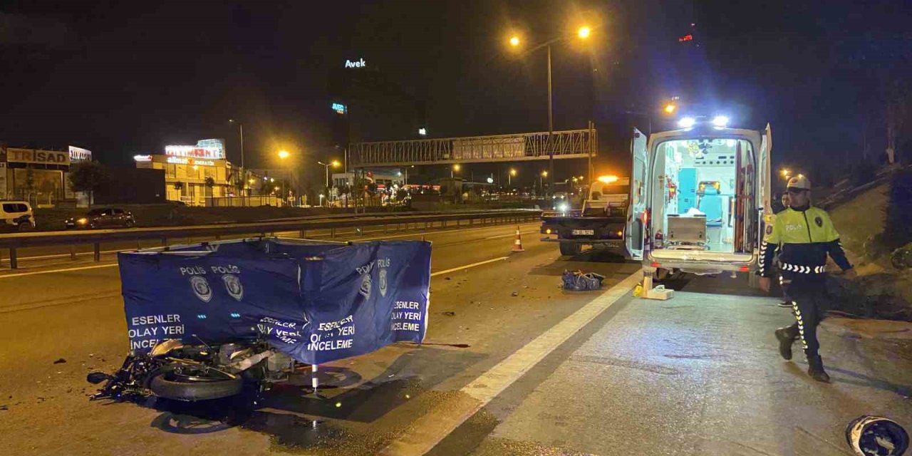 Esenler TEM Otoyolu’nda feci kaza... Motosiklet asfalt yenileme aracına çarptı: 1 ölü