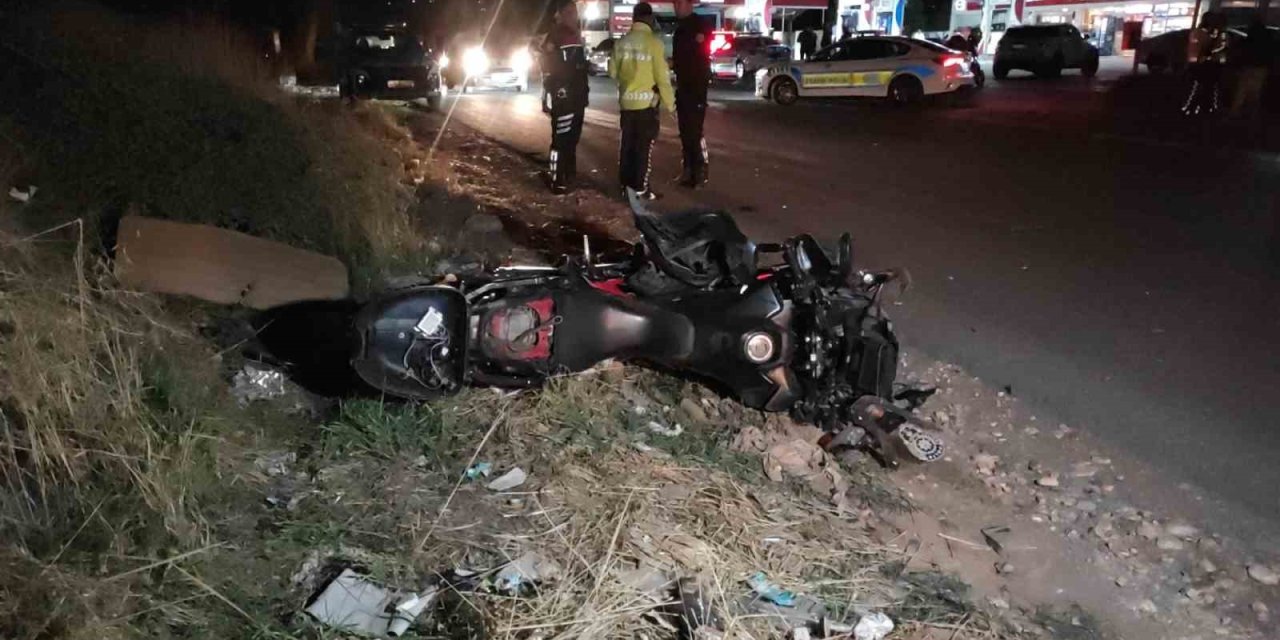 Motosikletli polis ekibi ile otomobil çarpıştı: 2 polis yaralandı