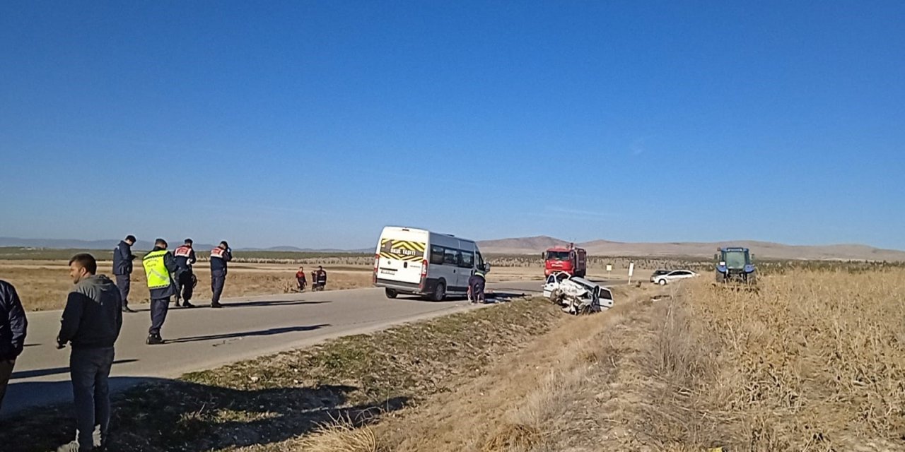 Afyonkarahisar'da okul servis minibüsü ile otomobilin çarpıştığı kazada 3 kişi öldü