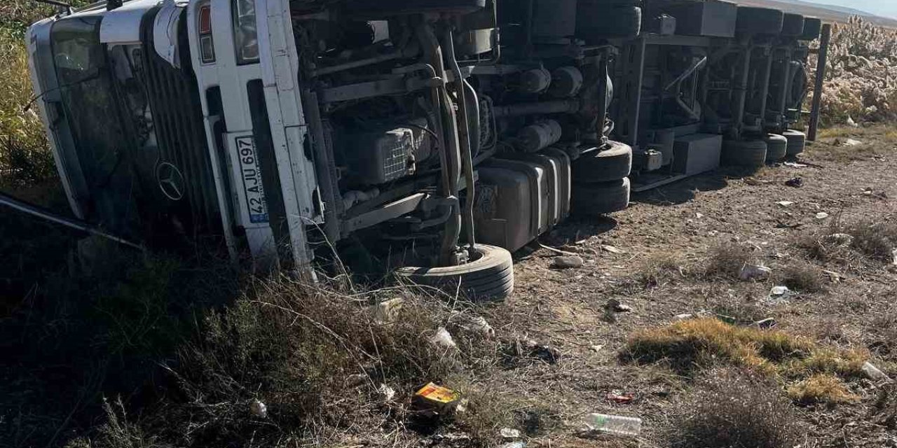 Konya’da kontrolden çıkan tır devrildi