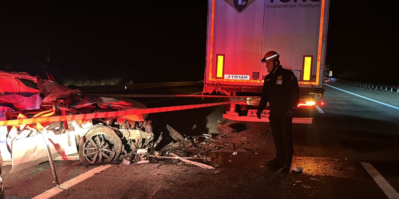 Anadolu Otoyolu'nda feci kaza! Tıra çarpan otomobildeki 2 kişi öldü