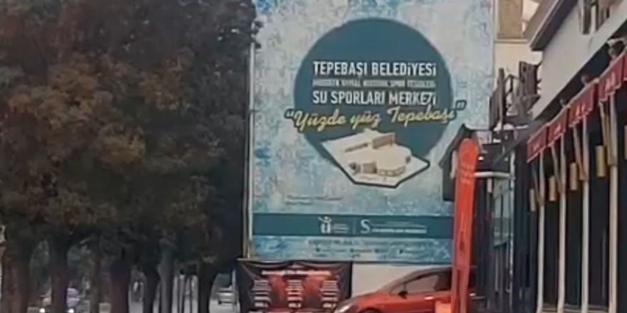 Eğlence mekanının camını çerçevesini indirdi