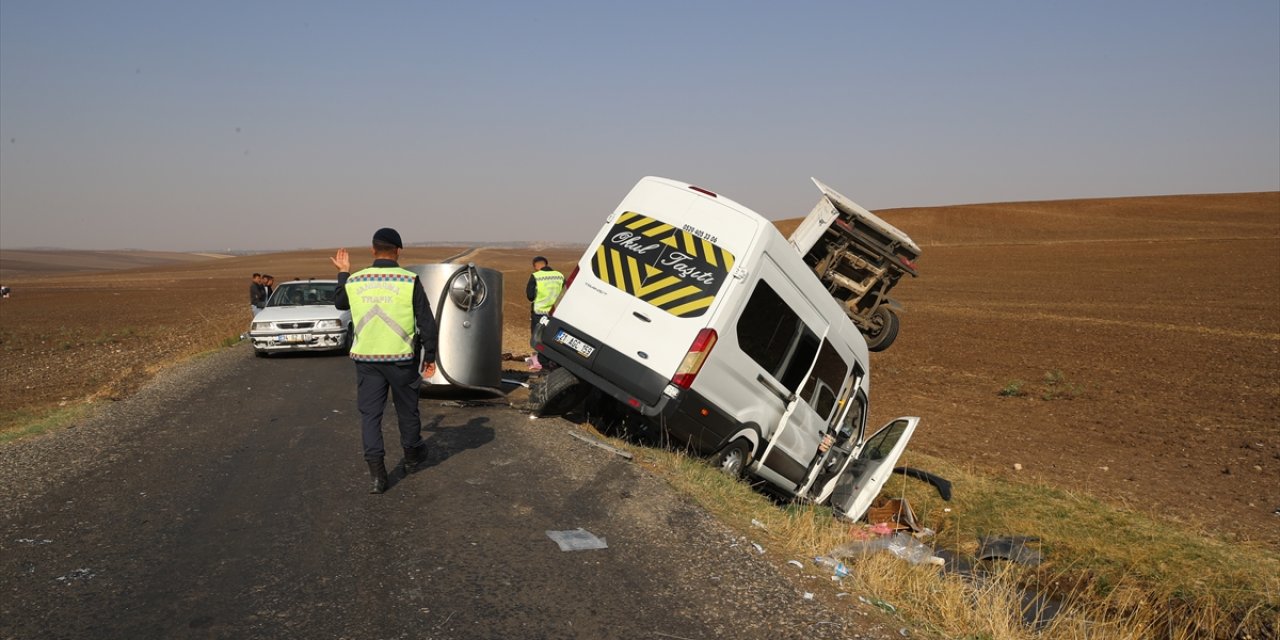 Diyarbakır'da trafik kazası! 15'i öğretmen 17 kişi yaralandı