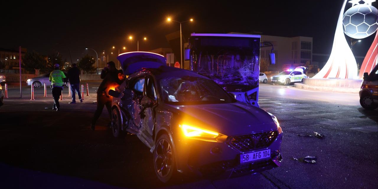 Halk otobüsü otomobille çarpıştı: 9 yaralı