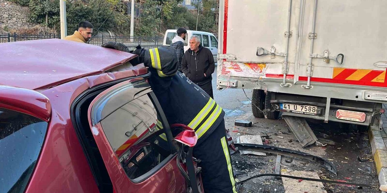 Kamyonete çarpan otomobil hurdaya döndü: 1 yaralı