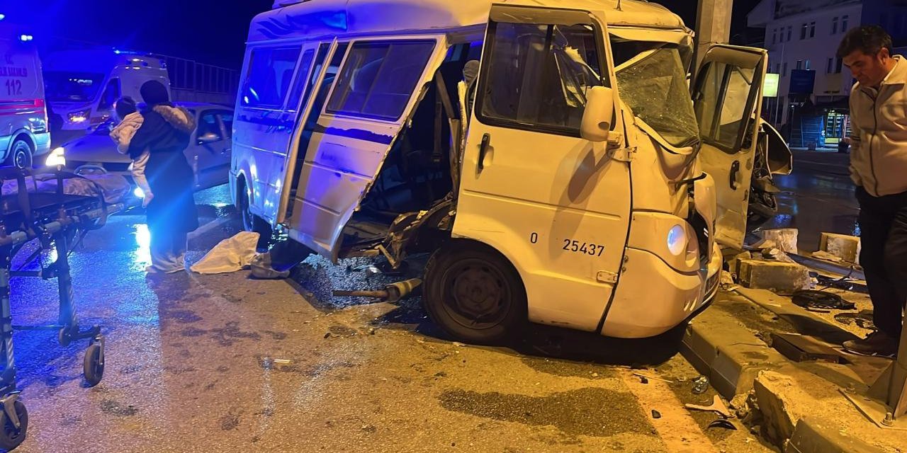 Ankara'da iki servis minibüsü çarpıştı; 21 yaralı