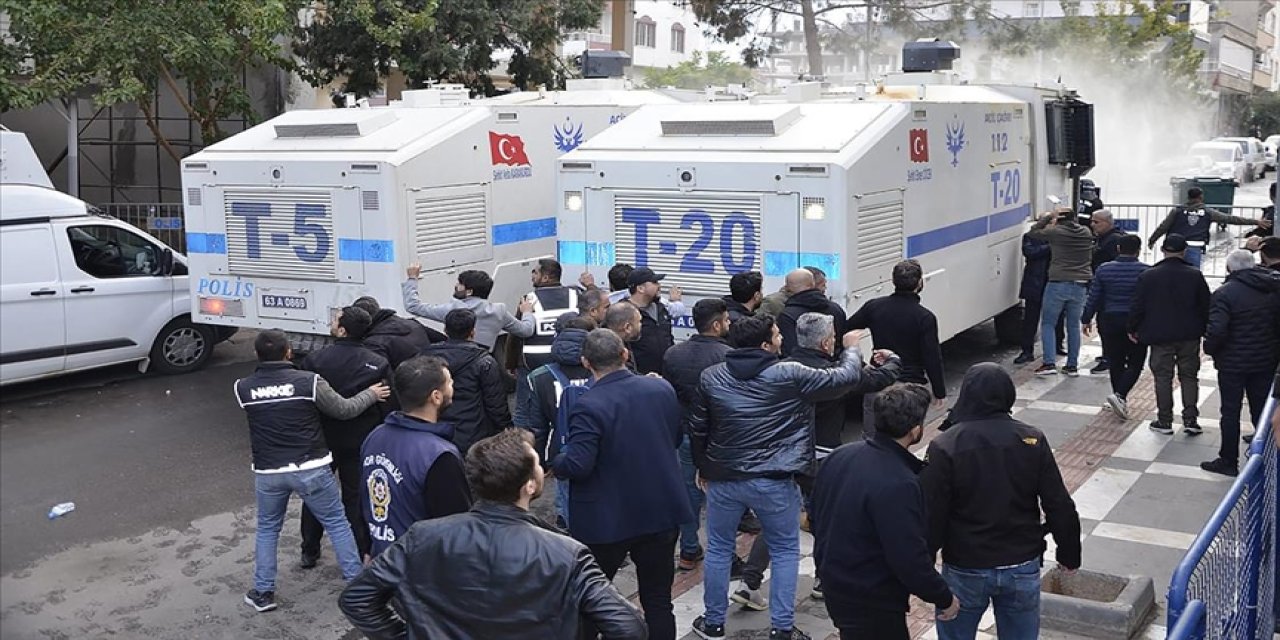 Halfeti Belediyesi önünde polise taşlı saldırıda bulunan 8 kişi yakalandı