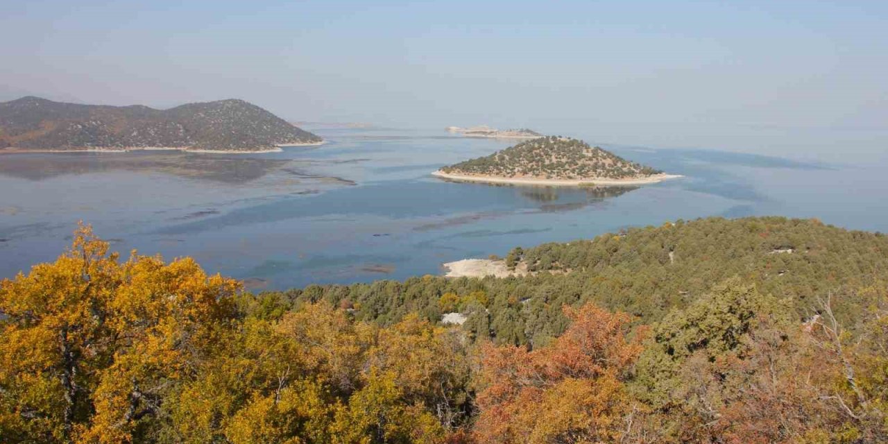 Beyşehir Gölündeki Hacıakif Adası doğa tutkunlarının ilgi odağı