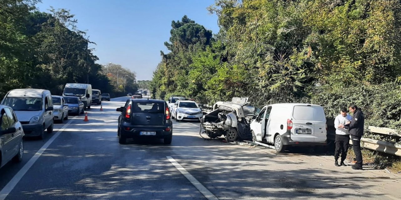 Otomobille hafif ticari araç çarpıştı: 1 ölü, 1 yaralı