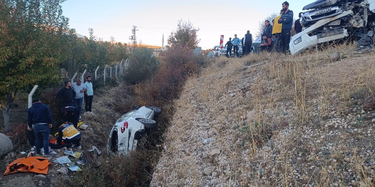 Adıyaman'da otomobil ile hafif ticari araç çarpıştı: 11 yaralı