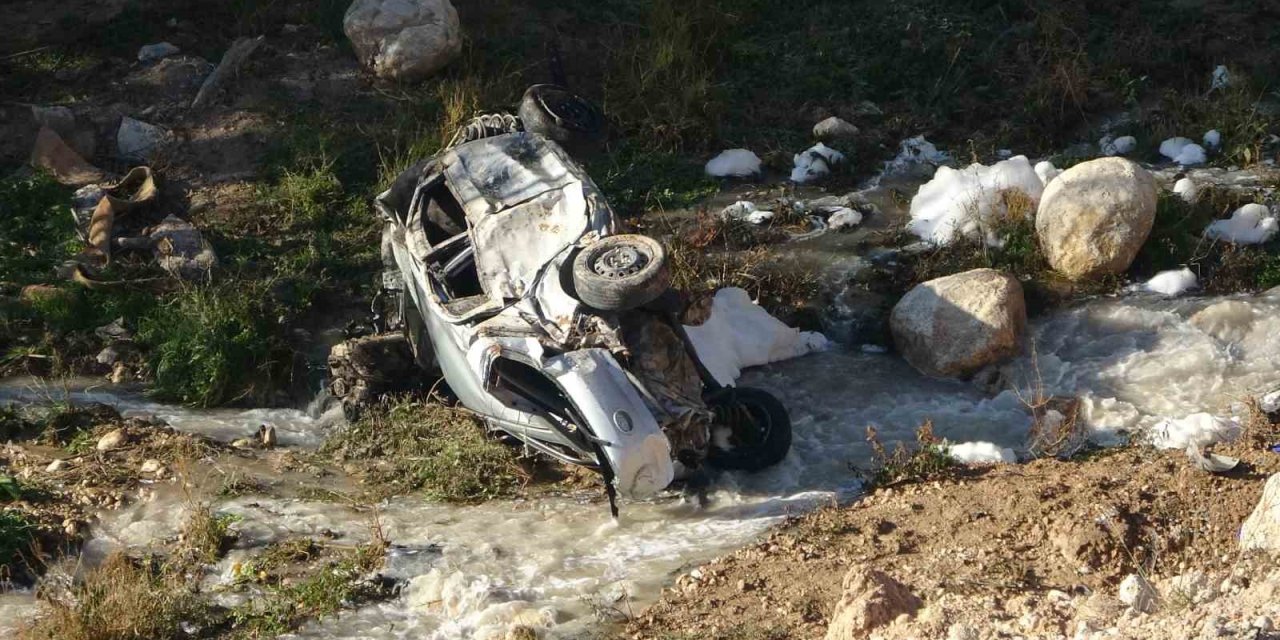 Trafiğe kapalı yola giren araç dere yatağına uçtu: 1 ölü