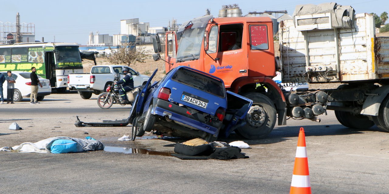 Adana'da kamyon, otomobile çarptı: 1 ölü, 1 ağır yaralı