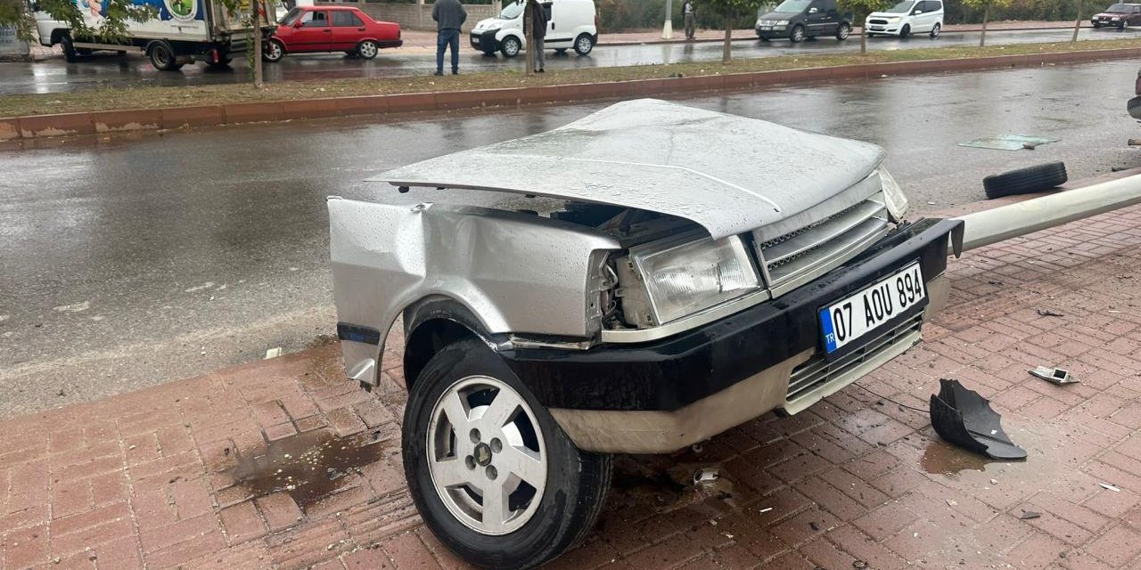 Direğe çarpan otomobil ikiye bölündü