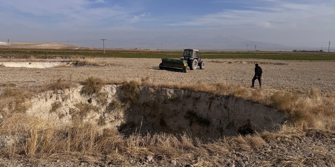 Konya'da 8 obruklu tarlada zorlu ekim mesaisi tamamlandı