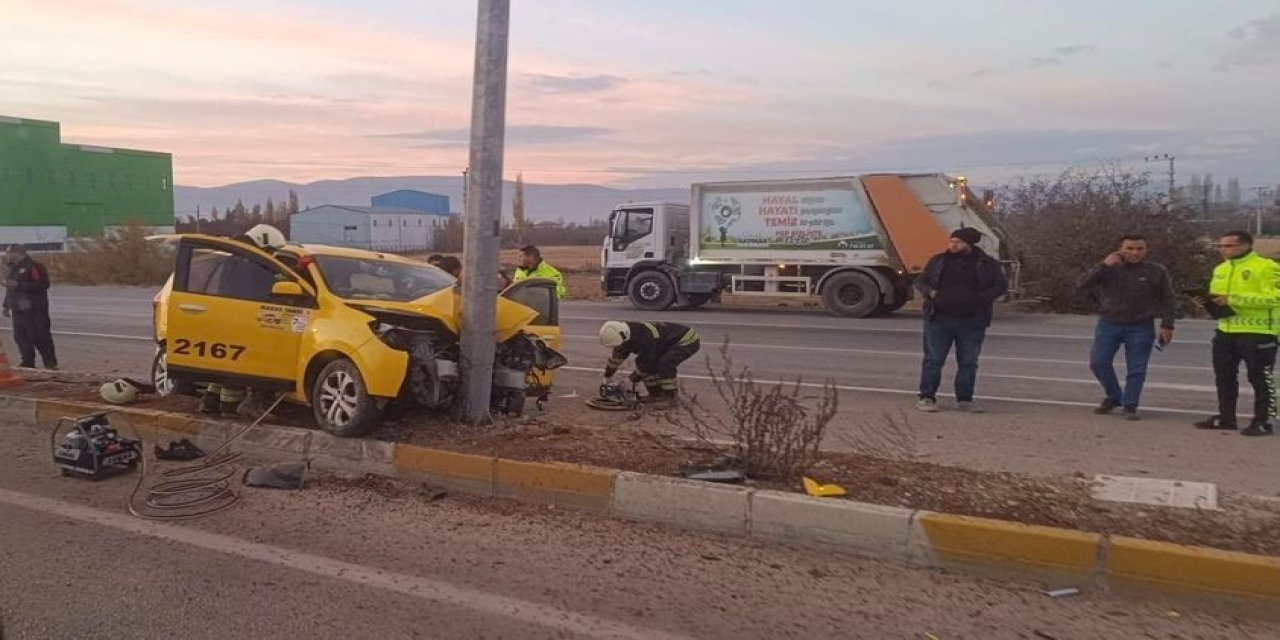 Konya’da ticari taksi aydınlatma direğine çarptı, yaralılar var