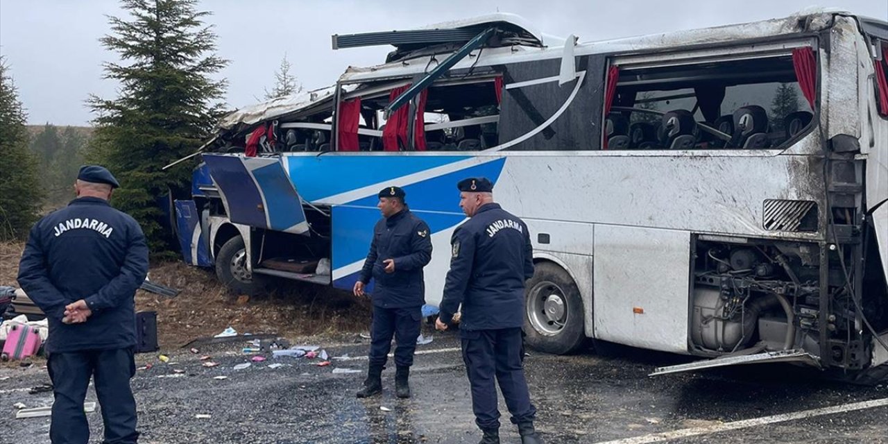 Eskişehir'de yolcu otobüsü devrildi! 1 kişi öldü, 42 kişi yaralandı