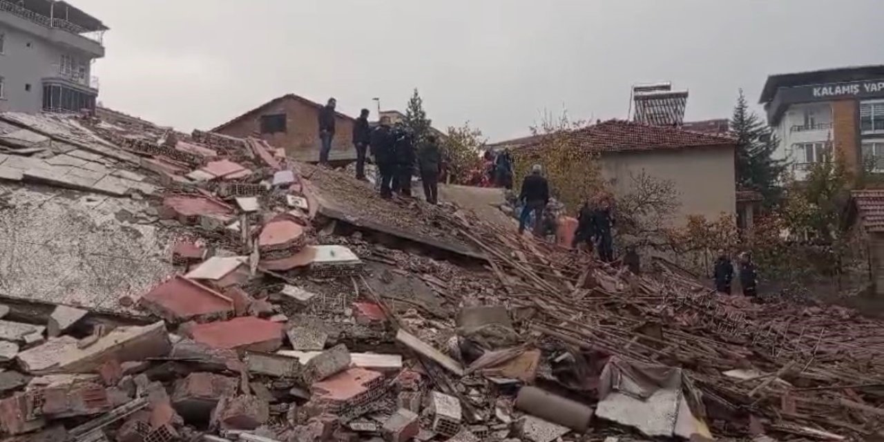 Son Dakika! Ağır hasarlı 4 katlı bir bina yıkım sırasında göçtü! Kepçe operatörü enkaz altında kaldı