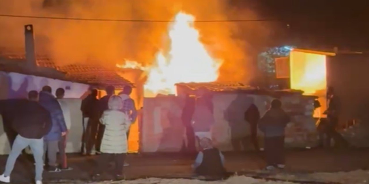 Edirne'de alev alev yanan ev mahalleliyi sokağa döktü