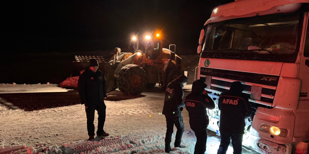 Ardahan'da kar, tipi ve buzlanma; 4 TIR yolda kaldı