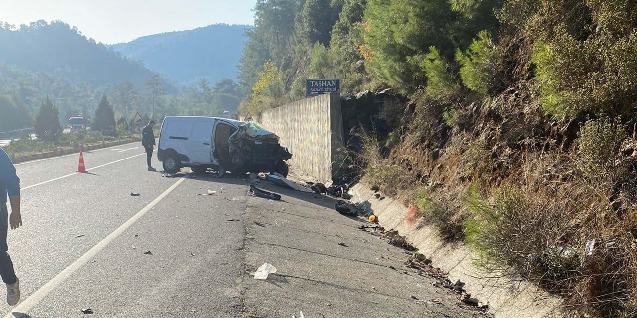 Kamyonet, istinat duvarına çarptı; 2 çocuk öldü, sürücü baba yaralı