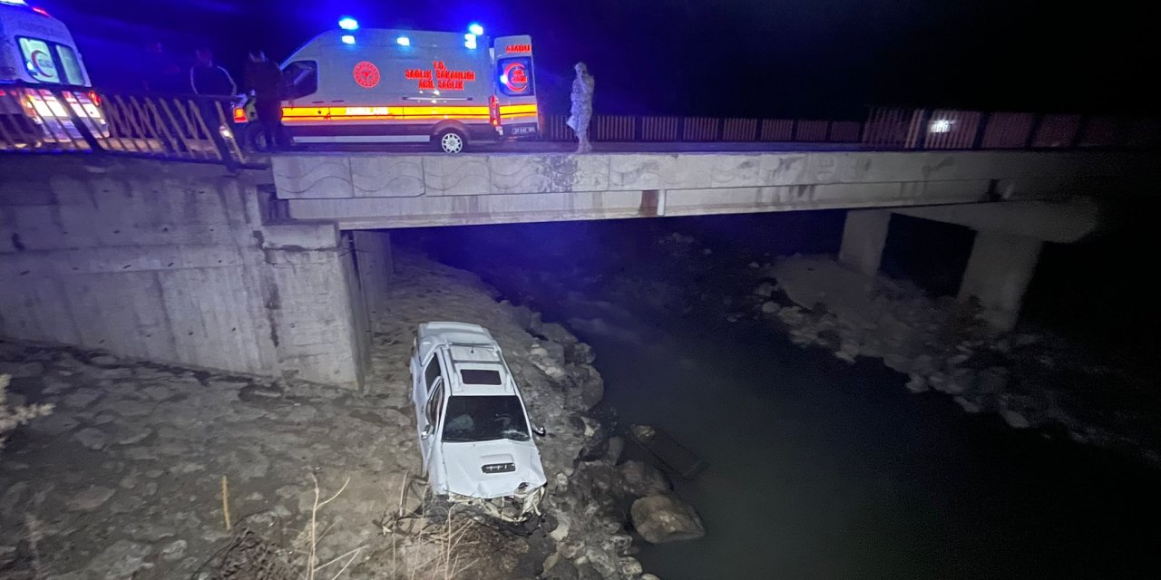 Hakkari'de 15 metre yükseklikteki köprüden Zap Suyu'na uçan kamyonette 4 kişi yaralandı