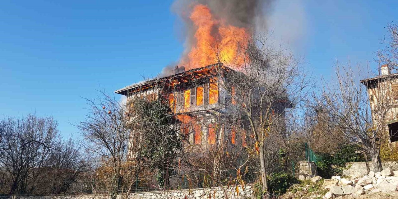 Alevlere teslim oldu... 350 yıllık konaktan geriye harabesi kaldı