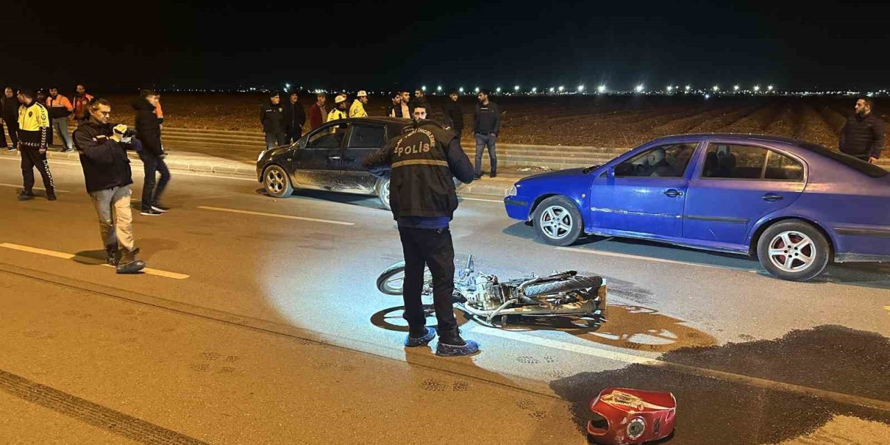 Otomobilin çarptığı motosikletli öldü, yakınları parke taşlarıyla araca saldırdı