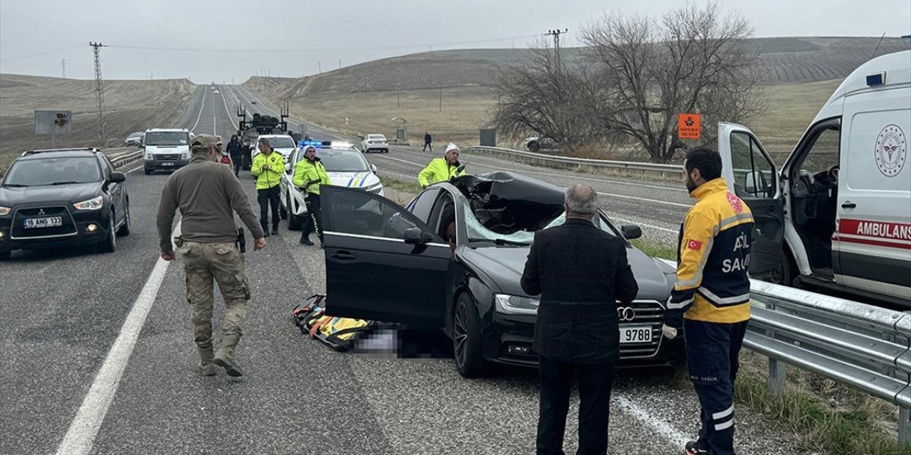 Lastiğin çarptığı yolcu öldü