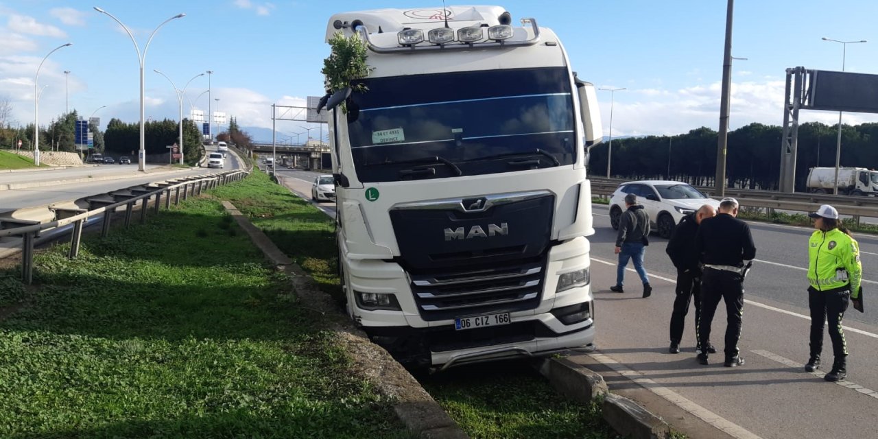 Tanker yol kenarındaki beton bloka çarptı: 1 yaralı