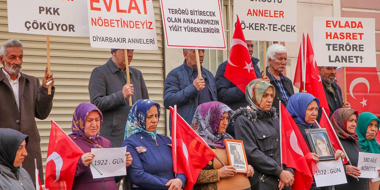 Diyarbakır anneleri evlat nöbetini gece de sürdürecek