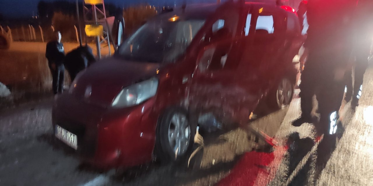 Polis otomobili ile hafif ticari araç çarpıştı: 1 ölü, 2 yaralı