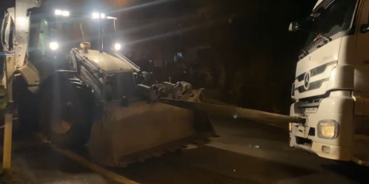 Bartın-Kastamonu Cide karayolunda yağış nedeniyle kayan TIR yolu kapattı