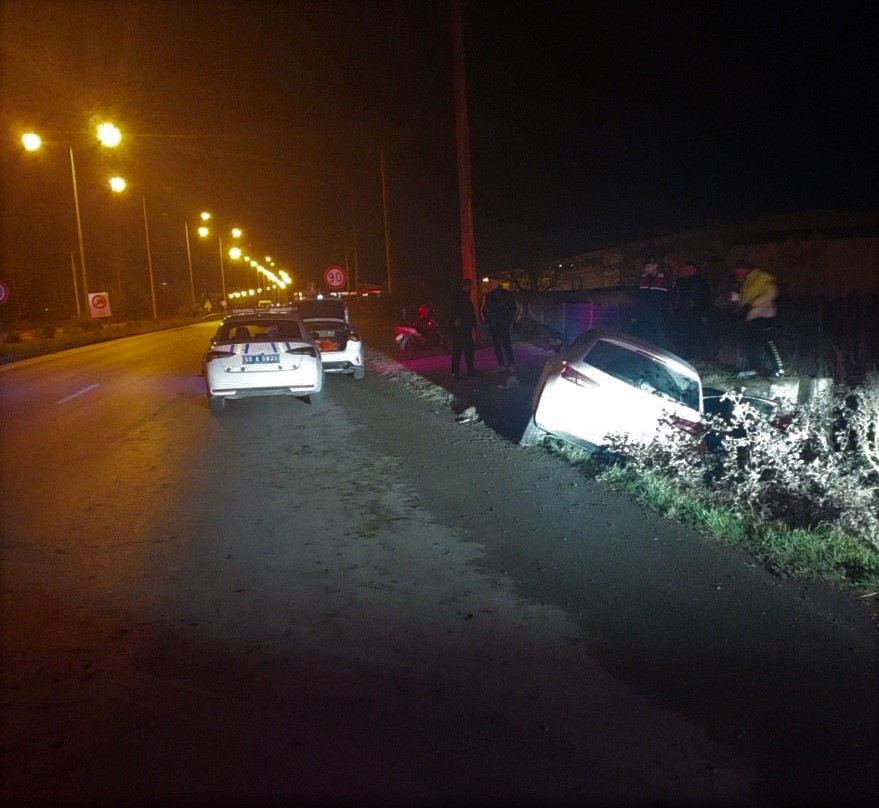 Samsun'da otomobil istinat duvarına çarptı; 1 ölü, 2 yaralı