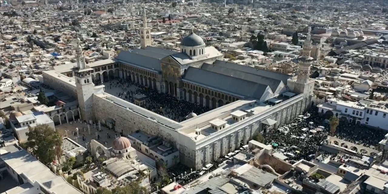 Suriye’de Baas rejiminin devrilmesinin ardından Emevi Camii’nde ilk cuma namazı