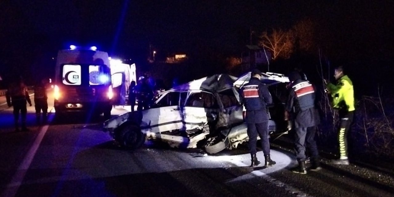 Sinop'ta otomobille yolcu otobüsünün çarpıştığı kazada 2 kişi öldü