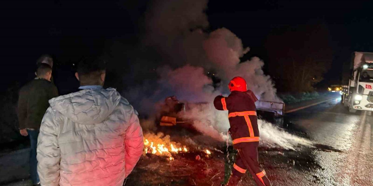 Mobilya yüklü kamyonet alev alev yandı