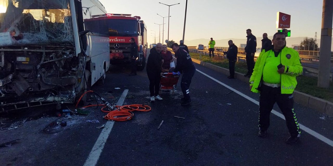 Manisa'da servis midibüsü ile TIR çarpıştı: 22 işçi yaralı