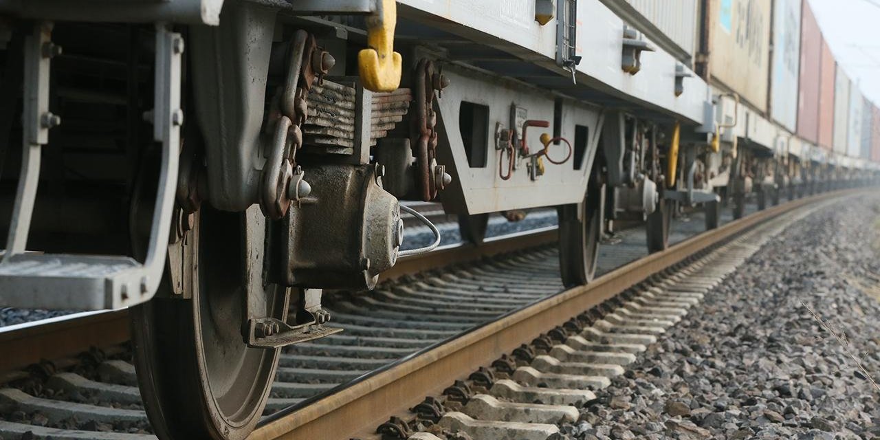 Rusya'da yük trenine çarpan yolcu treni raydan çıktı