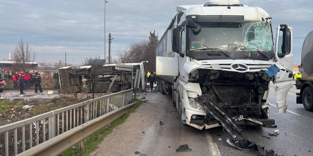 Balıkesir'de okul servisi ile tır çarpıştı: 8'i ağır 26 kişi yaralandı