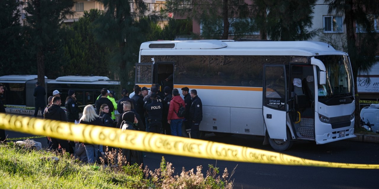 İzmir'de tıra çarpan okul servisindeki öğrencilerden 1'i öldü, 1'i yaralandı