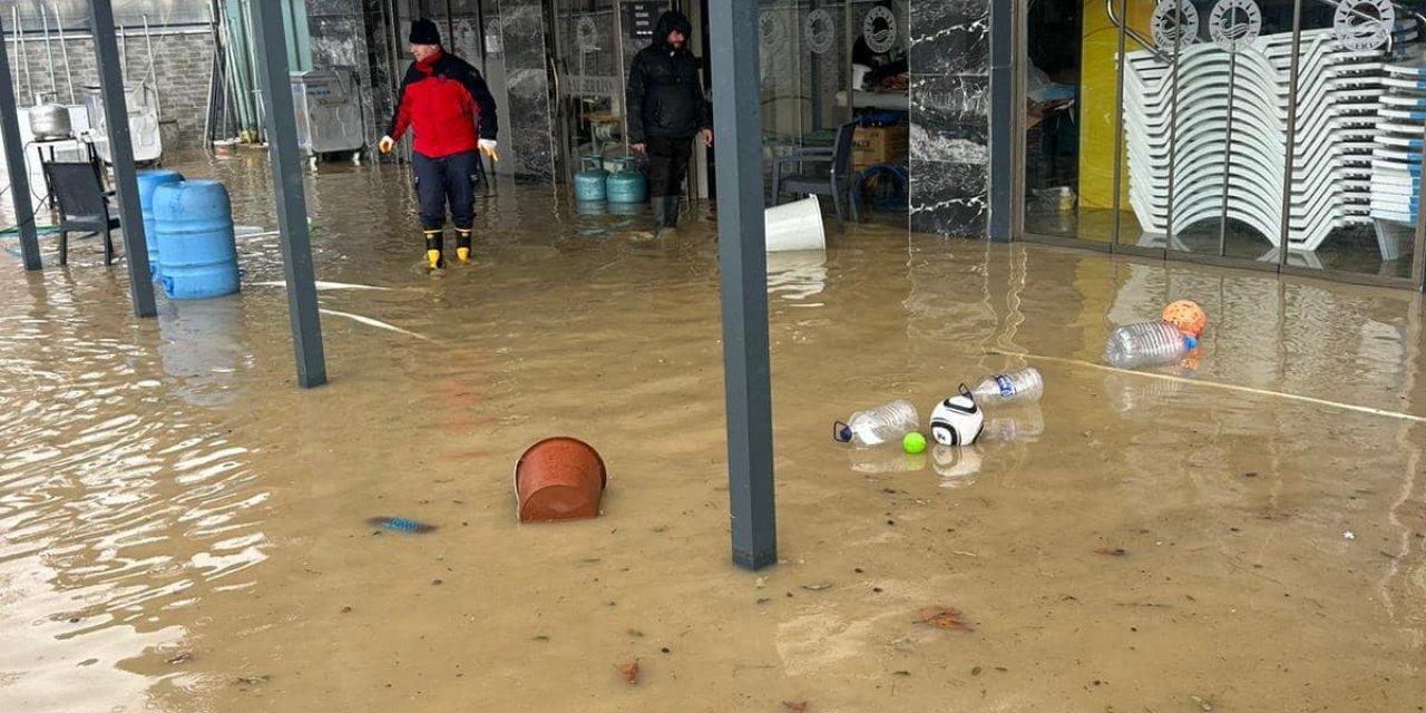 Sağanak ve fırtına; ev ve iş yerlerini su bastı