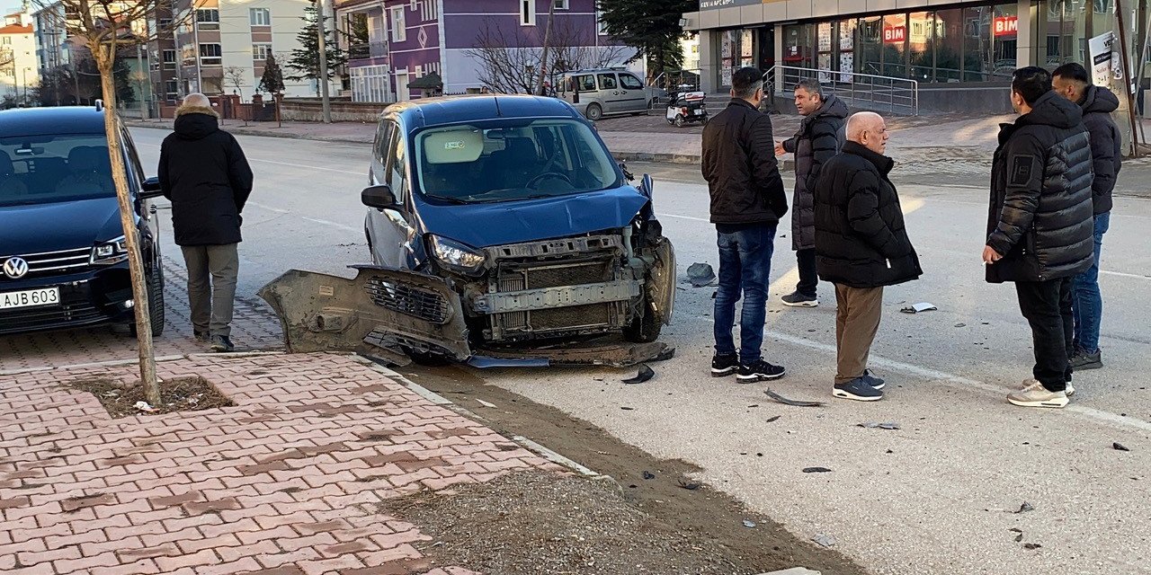 Konya'da hafif ticari araçlar çarpıştı!