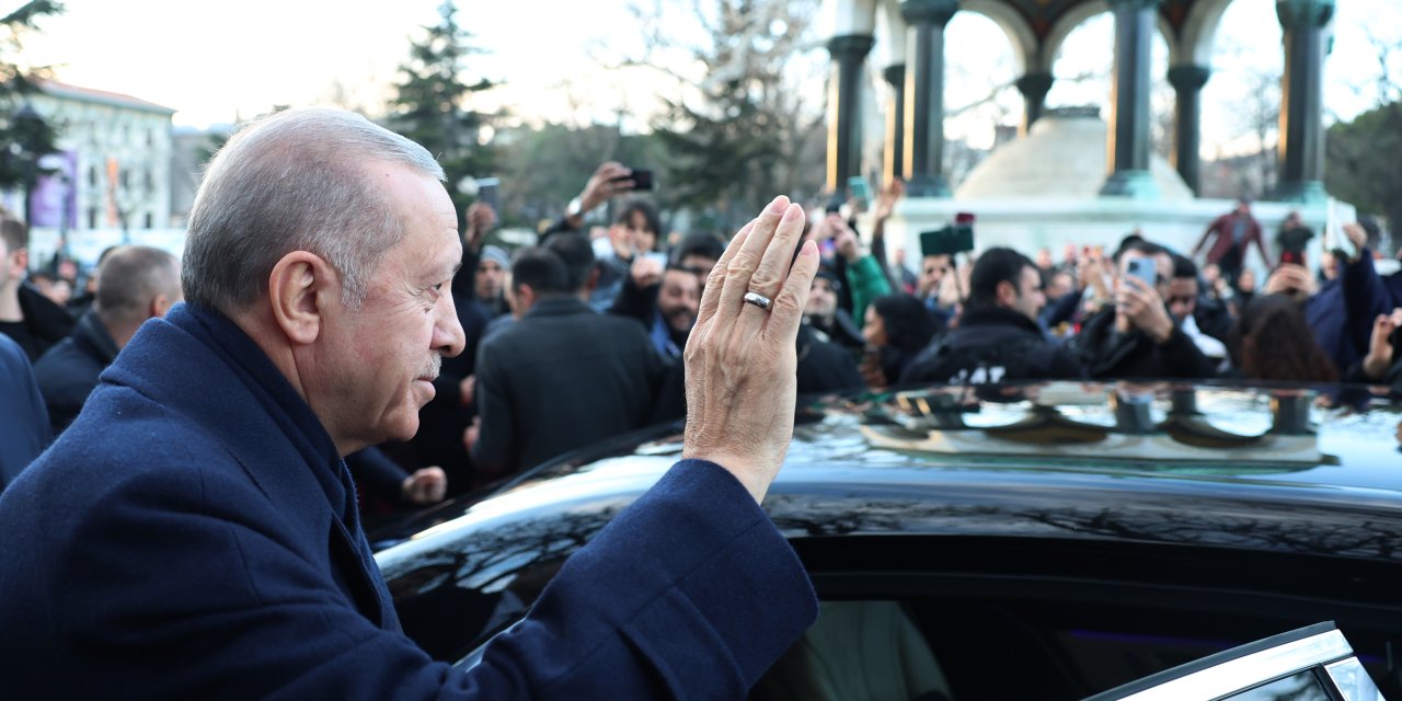 Cumhurbaşkanı Erdoğan, Sultanahmet'te vatandaşların kandilini kutladı