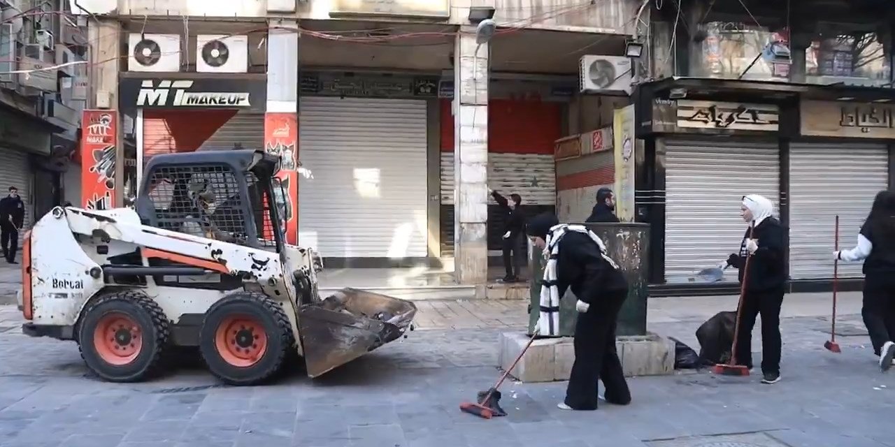 Suriye'nin başkenti Şam'da gönüllüler sokakları temizledi