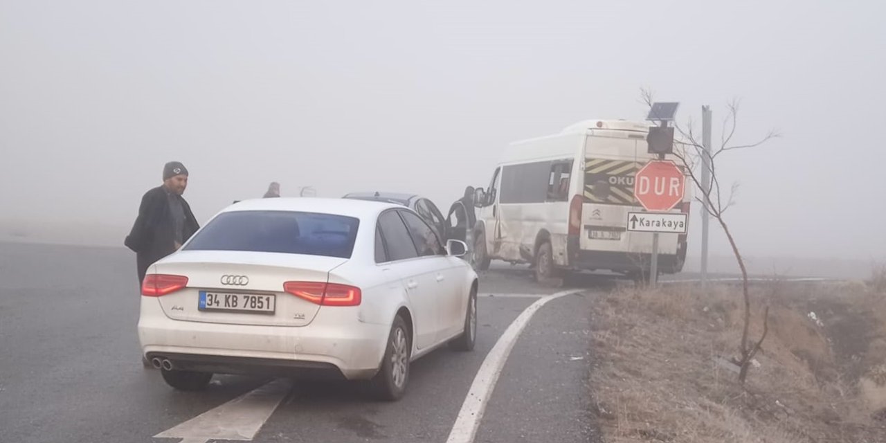 Kayseri'de servis minibüsü ile otomobil çarpıştı; 5'i öğrenci, 10 yaralı