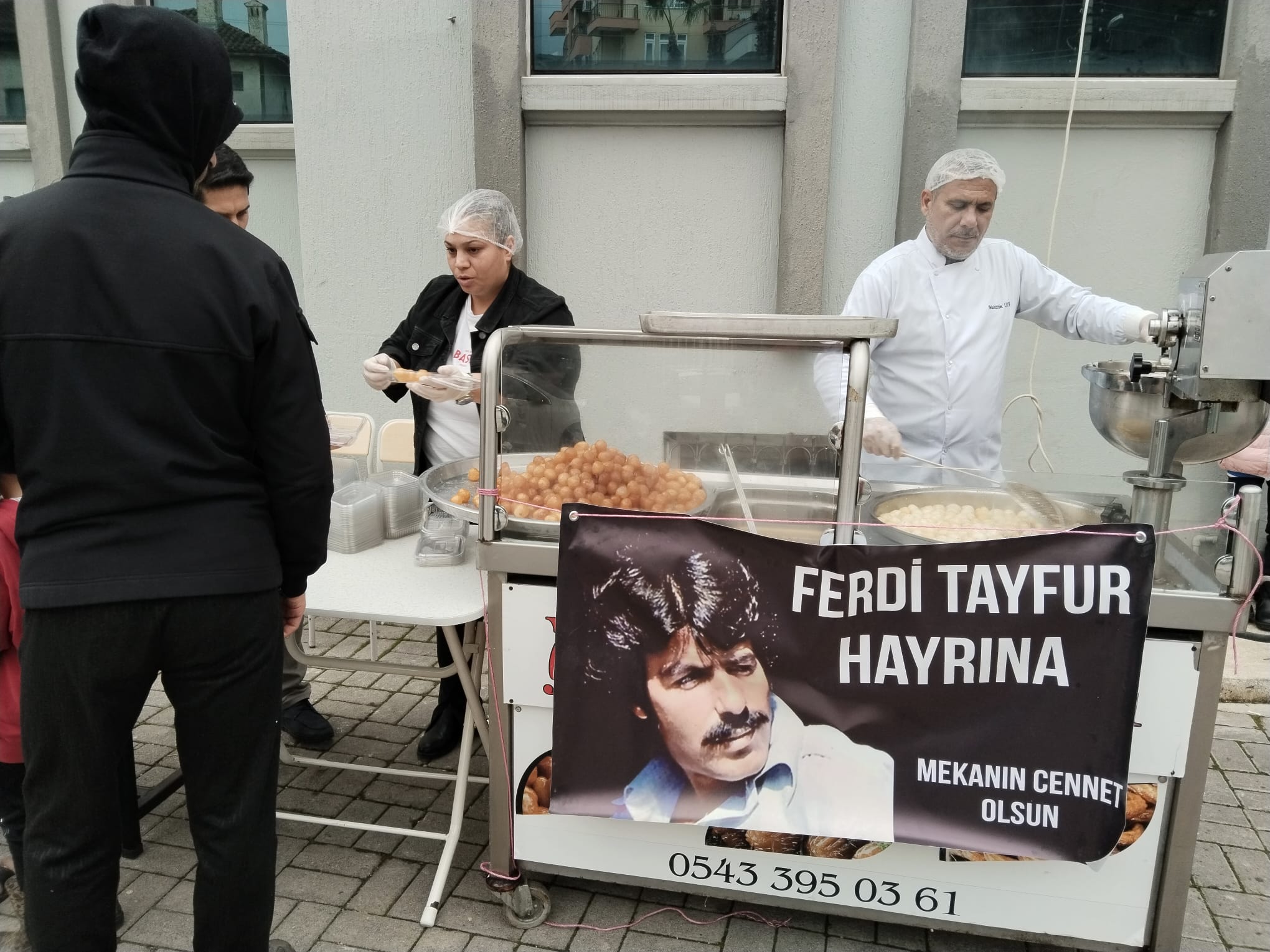 Ferdi Tayfur ruhuna lokma dağıttılar