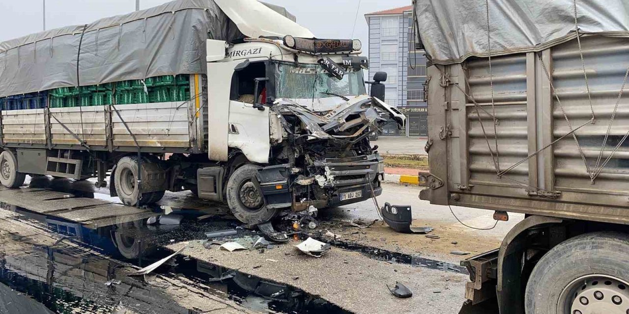 Konya’da tırlar çarpıştı, sürücü yaralandı