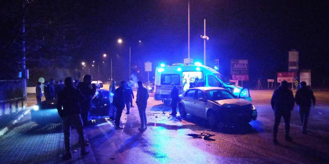 Ambulansa yol vermek isterken çarpıştılar