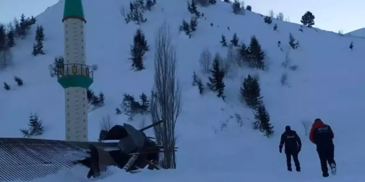 Cami ve lojmanın üzerine çığ düştü